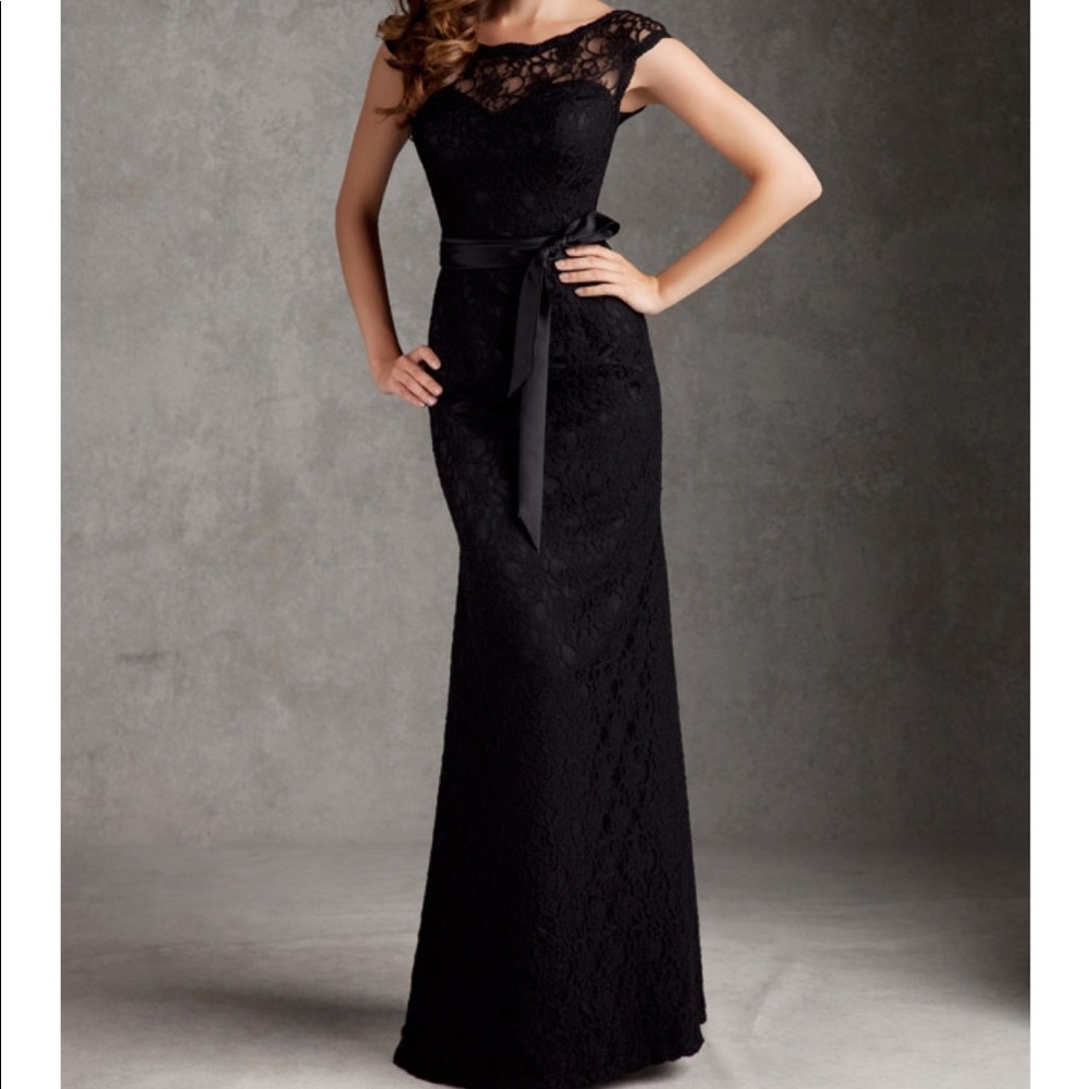 BLACK LACE EVENING GOWN BY MORI LEE